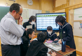 調べ、考えたことをグループ内でプレゼンする社会科ジグソー学習