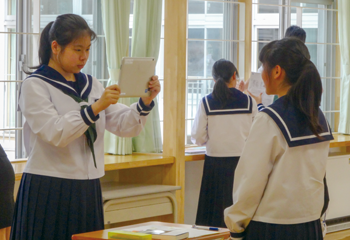 互いのスピーチをタブレットＰＣで撮影する国語科スピーチ活動